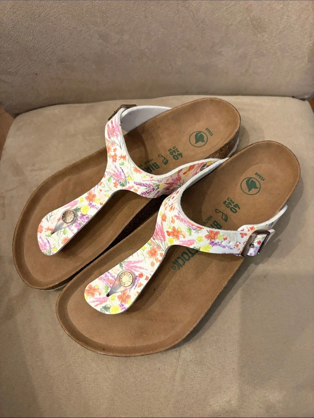 NWOT! Birkenstock Floral Gizeh Thong Sandals - White with Multicolor Floral Prin